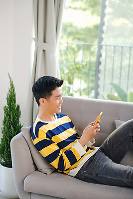 포토 JPG 해외이미지 남자 여유 거실 휴식 실내 한명 앉기 동양인 상반신 성인 옆모습 스마트폰 소파 성인남자한명만 집콕 해외포토 1 감정 뷰포인트 컨셉 의자 모션 사람 인종 내부 핸드폰 스마트기기 신조어 남자한명만 성인남자만 파일형식 앳홈라이프 이미지허브