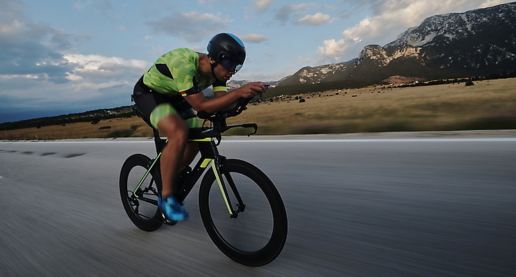 포토 JPG 해외이미지 주간 전신 남자 도로 하늘 한명 성인 야외 옆모습 자전거 승차 사이클선수 사이클링 라이딩 성인남자한명만 해외포토 자연요소 1 길 뷰포인트 교통시설 모션 운동선수 사람 바이크 육상스포츠 남자한명만 성인남자만 파일형식 이미지허브