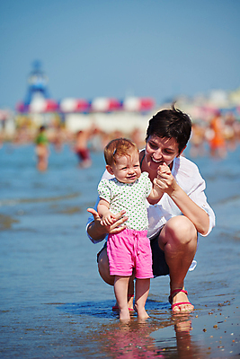 포토 JPG 해외이미지 주간 전신 여자 행복 어린이 모녀 서기 성인 해변 야외 두명 앞모습 여름휴가 바캉스 잡기 웅크림 여자만 해외포토 자연요소 딸 감정 바다 뷰포인트 가족 모션 엄마 휴가 사람 파일형식 여름_계절 이미지허브
