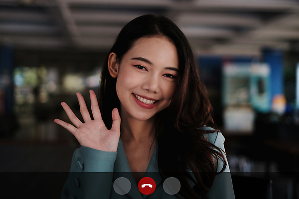 포토 JPG 해외이미지 여자 실내 한명 미소 동양인 상반신 성인 아웃포커스 비즈니스우먼 손인사 화상통화 성인여자한명만 해외포토 1 비즈니스 촬영기법 표정 사람 인종 내부 인사 직장인 통화 여자한명만 성인여자만 파일형식 이미지허브