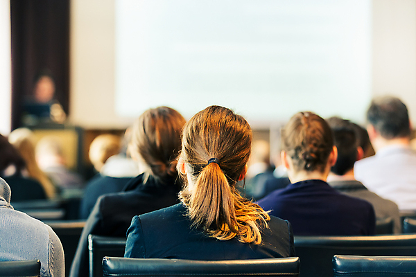 포토 JPG 해외이미지 여자 남자 실내 앉기 여러명 상반신 성인 뒷모습 아웃포커스 듣기 군중 강의 강당 세미나 성인만 해외포토 뷰포인트 다수 모션 촬영기법 사람 내부 파일형식 이미지허브