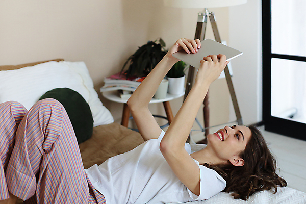 포토 JPG 해외이미지 전신 라이프스타일 여자 여유 가구 침구 휴식 한명 성인 일상 태블릿 눕기 침대 소프트포커스 성인여자한명만 들어올리기 해외포토 1 감정 생활용품 컨셉 모션 촬영기법 사람 라이프 생활 전자제품 스마트기기 여자한명만 성인여자만 파일형식 이미지허브
