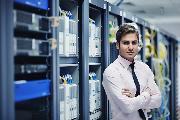 포토 JPG 해외이미지 남자 실내 관리 한명 상반신 성인 옆모습 팔짱 자료 비즈니스맨 센터 시스템 서버 서버실 성인남자한명만 해외포토 1 뷰포인트 비즈니스 모션 사람 내부 직장인 남자한명만 성인남자만 파일형식 이미지허브