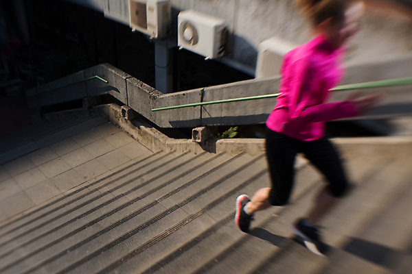 포토 JPG 해외이미지 전신 라이프스타일 여자 아침 건강 한명 성인 야외 옆모습 운동복 달리기 조깅 계단 오르기 유산소운동 러닝 성인여자한명만 해외포토 주간 1 옷 뷰포인트 모션 사람 생활 운동 여자한명만 성인여자만 파일형식 이미지허브