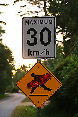 포토 JPG 해외이미지 라이프스타일 도로 스포츠 바다 여행 캐나다 휴가 거리 건강 경고 안전 사람없음 야외 노란색 산책 서핑보드 서핑 보행자 횡단보도 심볼 사인 서퍼 건너기 그만 해외포토 길 컬러 북아메리카 교통시설 모션 휴식 운동선수 생활 수상스포츠 보드_스포츠 보행로 파일형식 이미지허브