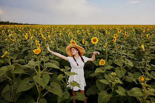 포토 JPG 해외이미지 주간 여자 꽃밭 팔벌리기 해바라기 한명 상반신 성인 야외 앞모습 밀짚모자 성인여자한명만 해외포토 자연요소 모자_잡화 1 꽃 뷰포인트 모션 사람 여자한명만 성인여자만 파일형식 이미지허브