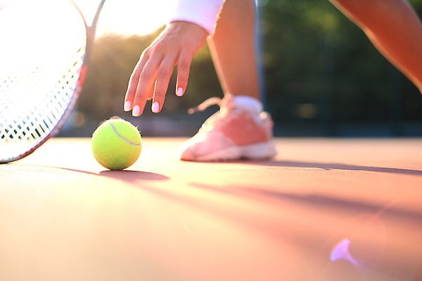 포토 JPG 해외이미지 주간 손 발 야외 아웃포커스 신체부위 빛 테니스 테니스라켓 테니스장 테니스공 손뻗기 줍기 해외포토 자연요소 공 스포츠시설 모션 촬영기법 사람 구기 라켓 테니스용품 파일형식 이미지허브