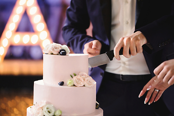 포토 JPG 해외이미지 손 꽃 결혼 들기 손짓 신체부위 장식 케이크 자르기 웨딩케이크 빵칼 해외포토 식물 모션 디저트 사람 이벤트 나이프 파일형식 이미지허브