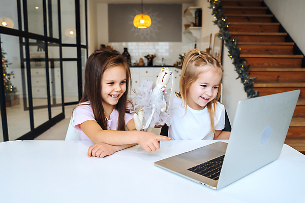 포토 JPG 해외이미지 백인 응시 교육 행복 어린이 2 인터넷 통신 놀이 탁자 주택 함께함 실내 미소 사람 앉기 두명 노트북 학습 컴퓨터 흰색 아기 휴대용 해외포토 서양인 시선 감정 컬러 가구 컨셉 모션 표정 내부 건물 전자제품 오브젝트 파일형식 이미지허브