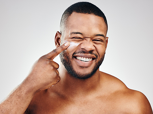 포토 JPG 해외이미지 서양인 남자 한명 상반신 성인 앞모습 뷰티 피부관리 근육질 바르기 스킨케어 수분크림 성인남자한명만 해외포토 외국인 1 뷰포인트 모션 근육 사람 화장품 몸매 남자한명만 성인남자만 파일형식 이미지허브