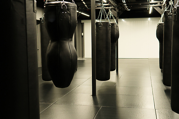 포토 JPG 해외이미지 라이프스타일 스포츠 백그라운드 가방 실내 건강 미술 취미 사람없음 빨간색 운동 어둠 힘 경쟁 주먹 권투 장비 에너지 반지 펀치 원형 목표 쇠사슬 가죽 클럽 체육관 싸움 충격 무거움 때리기 킥복싱 해외포토 도형 잡화 컬러 컨셉 장신구 모션 문화예술 내부 생활 격투기 무게 파일형식 이미지허브