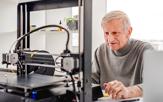 포토 JPG 해외이미지 응시 노년 남자 실내 한명 상반신 옆모습 과학기술 작업 기술자 제조 인공 3D프린터 노인남자한명만 4차산업 해외포토 직업 1 시선 산업 뷰포인트 기술 사람 성인 내부 인쇄기 남자한명만 노인남자만 파일형식 이미지허브