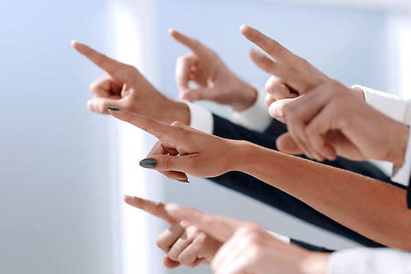 포토 JPG 해외이미지 손 정장 아웃포커스 신체부위 가리킴 소프트포커스 해외포토 옷 촬영기법 사람 손짓 파일형식 이미지허브