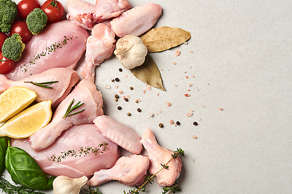 포토 JPG 잎 식재료 방울토마토 회색배경 실내 생고기 사람없음 하이앵글 브로콜리 레몬 허브 생닭 파슬리가루 핑크솔트 국내포토 식물 뷰포인트 백그라운드 토마토 채소 과일 육류 내부 회색 닭 가루 소금 파일형식