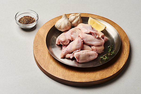 포토 JPG 접시 음식 회색배경 실내 생고기 사람없음 소스 레몬 허브 나무도마 닭날개 생닭 통마늘 국내포토 식물 식기 백그라운드 과일 도마 마늘 육류 내부 목재 닭고기 회색 닭 양념 파일형식