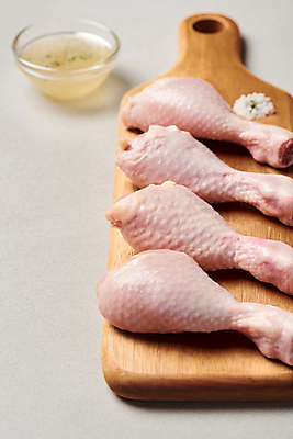 포토 JPG 음식 식재료 회색배경 실내 생고기 사람없음 아웃포커스 소스 일렬 소금 닭다리 나무도마 국내포토 백그라운드 도마 촬영기법 육류 내부 목재 회색 양념 파일형식