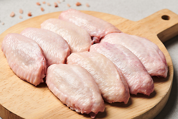 포토 JPG 음식 식재료 회색배경 실내 생고기 근접촬영 사람없음 아웃포커스 일렬 나무도마 닭날개 생닭 핑크솔트 국내포토 뷰포인트 백그라운드 도마 촬영기법 육류 내부 목재 닭고기 회색 닭 소금 파일형식