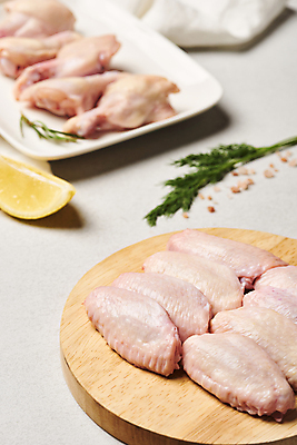 포토 JPG 접시 음식 식재료 회색배경 실내 생고기 사람없음 아웃포커스 레몬 허브 일렬 나무도마 닭날개 생닭 핑크솔트 닭봉 국내포토 식물 식기 백그라운드 과일 도마 촬영기법 육류 내부 목재 닭고기 회색 닭 소금 파일형식
