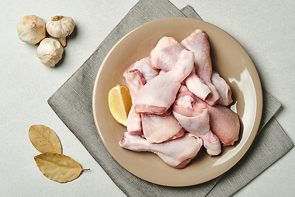 포토 JPG 접시 음식 잎 식재료 회색배경 실내 사람없음 하이앵글 닭고기 천 레몬 닭다리 생닭 월계수 통마늘 국내포토 식물 식기 뷰포인트 백그라운드 과일 마늘 육류 내부 회색 직물 닭 파일형식