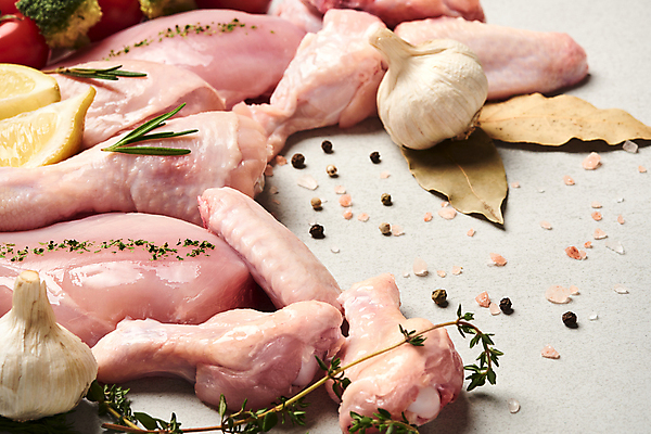 포토 JPG 음식 식재료 방울토마토 회색배경 실내 생고기 사람없음 닭고기 레몬 로즈메리 백리향 월계수 통마늘 통후추 파슬리가루 핑크솔트 닭봉 국내포토 백그라운드 토마토 과일 마늘 육류 내부 회색 가루 허브 소금 후추 파일형식