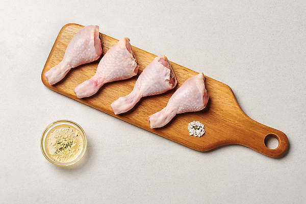 포토 JPG 음식 식재료 회색배경 실내 생고기 사람없음 하이앵글 닭고기 소스 일렬 소금 닭다리 나무도마 국내포토 뷰포인트 백그라운드 도마 육류 내부 목재 회색 양념 파일형식