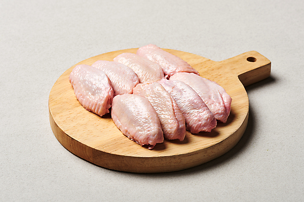 포토 JPG 음식 식재료 회색배경 실내 생고기 사람없음 일렬 나무도마 닭날개 국내포토 백그라운드 도마 육류 내부 목재 닭고기 회색 파일형식