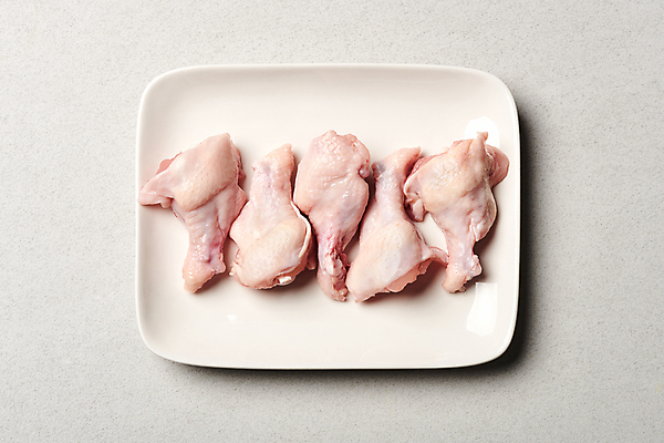 포토 JPG 접시 음식 식재료 회색배경 실내 생고기 사람없음 하이앵글 일렬 생닭 닭봉 국내포토 식기 뷰포인트 백그라운드 육류 내부 닭고기 회색 닭 파일형식