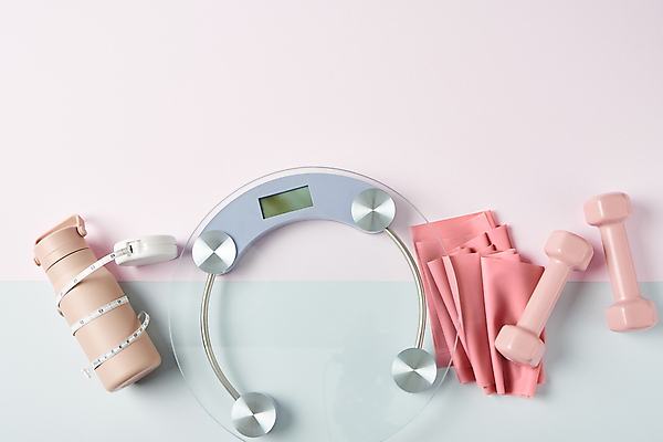 포토 JPG 스튜디오촬영 다이어트 줄자 건강 사람없음 하이앵글 건강관리 아령 오브젝트 체중계 텀블러 분홍색배경 민트색배경 스트레칭밴드 국내포토 뷰포인트 분홍색 백그라운드 실내 자 관리 컵 민트색 파일형식