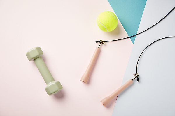 포토 JPG 스튜디오촬영 다이어트 회색배경 건강 사람없음 하이앵글 건강관리 아령 테니스공 오브젝트 줄넘기 분홍색배경 국내포토 뷰포인트 분홍색 백그라운드 공 실내 관리 운동 회색 테니스용품 파일형식