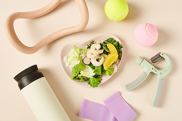 포토 JPG 스튜디오촬영 접시 다이어트 건강 사람없음 하이앵글 건강관리 샐러드 테니스공 오브젝트 건강식 다이어트음식 악력기 저칼로리식단 텀블러 베이지색배경 식단관리 요가링 스트레칭밴드 국내포토 식기 음식 뷰포인트 백그라운드 공 실내 관리 컵 테니스용품 식단 베이지색 저칼로리 파일형식