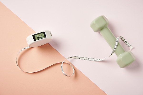 포토 JPG 스튜디오촬영 다이어트 줄자 건강 사람없음 하이앵글 건강관리 아령 오브젝트 분홍색배경 코랄배경 국내포토 뷰포인트 분홍색 백그라운드 실내 자 관리 파일형식 코랄