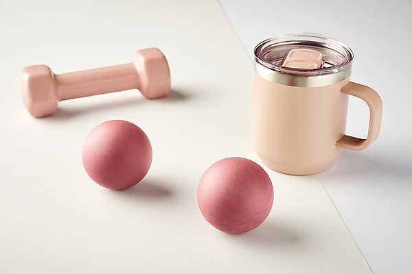 포토 JPG 스튜디오촬영 다이어트 회색배경 건강 사람없음 건강관리 아령 머그컵 오브젝트 지압볼 국내포토 백그라운드 실내 관리 컵 회색 지압 파일형식