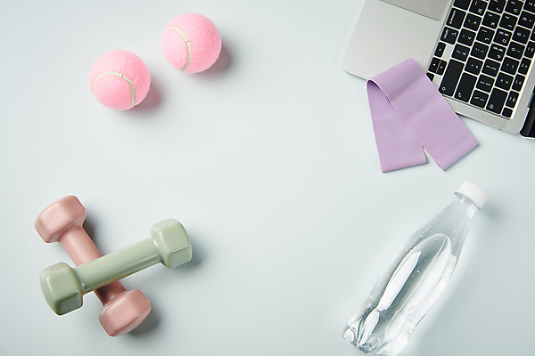 포토 JPG 스튜디오촬영 다이어트 건강 사람없음 노트북 하이앵글 건강관리 아령 테니스공 물병 오브젝트 페트병 민트색배경 스트레칭밴드 국내포토 뷰포인트 백그라운드 공 실내 관리 전자제품 테니스용품 물통 민트색 병_담는 파일형식