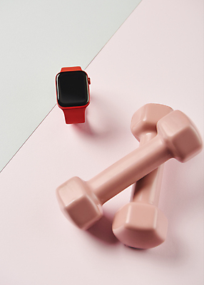 포토 JPG 스튜디오촬영 다이어트 회색배경 건강 사람없음 하이앵글 건강관리 아령 오브젝트 스마트워치 분홍색배경 국내포토 뷰포인트 분홍색 백그라운드 실내 관리 스마트기기 회색 웨어러블 파일형식