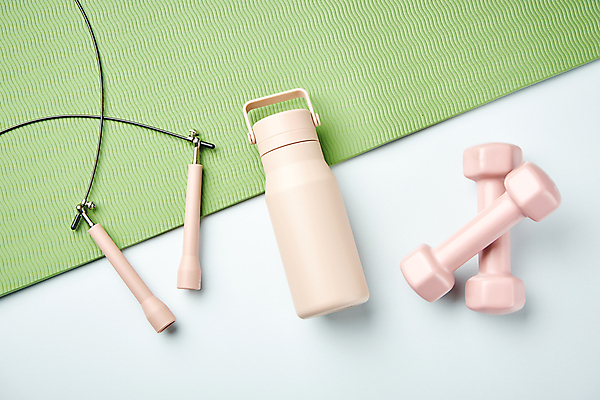 포토 JPG 스튜디오촬영 다이어트 건강 사람없음 하이앵글 건강관리 아령 매트 오브젝트 파란배경 줄넘기 텀블러 국내포토 뷰포인트 백그라운드 실내 관리 컵 파란색 운동 파일형식