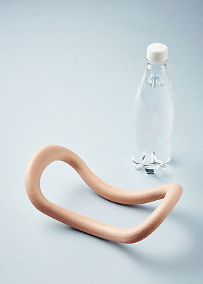 포토 JPG 스튜디오촬영 다이어트 건강 사람없음 건강관리 물병 오브젝트 파란배경 페트병 마사지용품 요가링 국내포토 백그라운드 실내 관리 파란색 물통 병_담는 파일형식