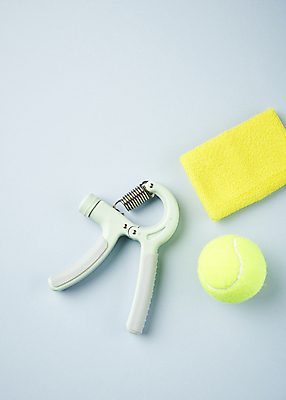 포토 JPG 스튜디오촬영 다이어트 건강 사람없음 하이앵글 건강관리 테니스공 오브젝트 파란배경 악력기 국내포토 뷰포인트 백그라운드 공 실내 관리 파란색 테니스용품 파일형식