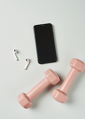 포토 JPG 스튜디오촬영 다이어트 회색배경 건강 사람없음 스마트폰 하이앵글 건강관리 아령 오브젝트 무선이어폰 국내포토 뷰포인트 이어폰 백그라운드 실내 관리 핸드폰 스마트기기 회색 파일형식