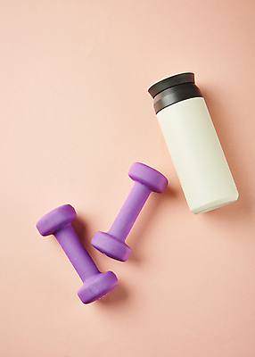 포토 JPG 스튜디오촬영 다이어트 건강 사람없음 하이앵글 건강관리 아령 오브젝트 텀블러 분홍색배경 국내포토 뷰포인트 분홍색 백그라운드 실내 관리 컵 파일형식