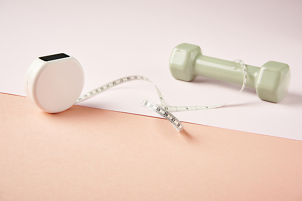 포토 JPG 스튜디오촬영 다이어트 줄자 건강 사람없음 건강관리 아령 오브젝트 분홍색배경 국내포토 분홍색 백그라운드 실내 자 관리 파일형식