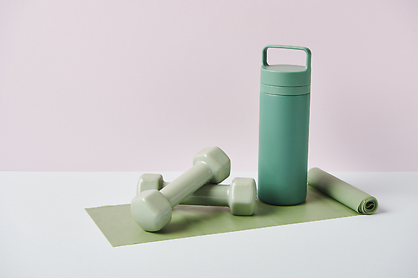 포토 JPG 스튜디오촬영 다이어트 회색배경 건강 사람없음 건강관리 아령 오브젝트 텀블러 분홍색배경 스트레칭밴드 국내포토 분홍색 백그라운드 실내 관리 컵 회색 파일형식