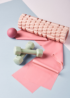 포토 JPG 스튜디오촬영 다이어트 건강 사람없음 건강관리 아령 오브젝트 파란배경 지압볼 폼롤러 분홍색배경 스트레칭밴드 국내포토 분홍색 백그라운드 실내 관리 파란색 지압 파일형식