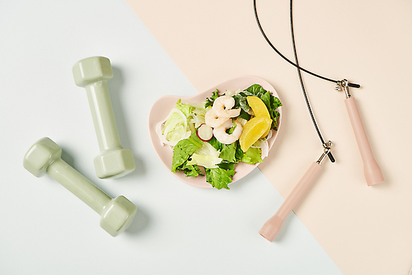 포토 JPG 스튜디오촬영 접시 다이어트 건강 사람없음 하이앵글 건강관리 아령 샐러드 오브젝트 파란배경 줄넘기 건강식 다이어트음식 저칼로리식단 분홍색배경 식단관리 국내포토 식기 음식 뷰포인트 분홍색 백그라운드 실내 관리 파란색 운동 식단 저칼로리 파일형식
