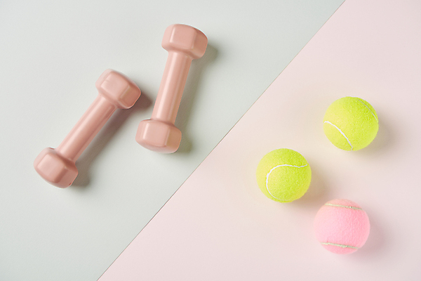 포토 JPG 스튜디오촬영 다이어트 회색배경 건강 사람없음 하이앵글 건강관리 아령 테니스공 오브젝트 분홍색배경 국내포토 뷰포인트 분홍색 백그라운드 공 실내 관리 회색 테니스용품 파일형식