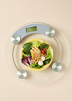 포토 JPG 스튜디오촬영 접시 다이어트 건강 사람없음 하이앵글 건강관리 샐러드 오브젝트 체중계 건강식 다이어트음식 저칼로리식단 베이지색배경 식단관리 국내포토 식기 음식 뷰포인트 백그라운드 실내 관리 식단 베이지색 저칼로리 파일형식