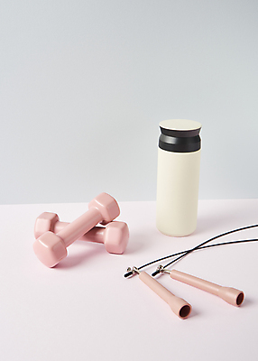 포토 JPG 스튜디오촬영 다이어트 회색배경 건강 사람없음 건강관리 아령 오브젝트 줄넘기 텀블러 분홍색배경 국내포토 분홍색 백그라운드 실내 관리 컵 운동 회색 파일형식