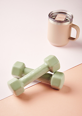 포토 JPG 스튜디오촬영 다이어트 건강 사람없음 건강관리 아령 머그컵 오브젝트 분홍색배경 국내포토 분홍색 백그라운드 실내 관리 컵 파일형식