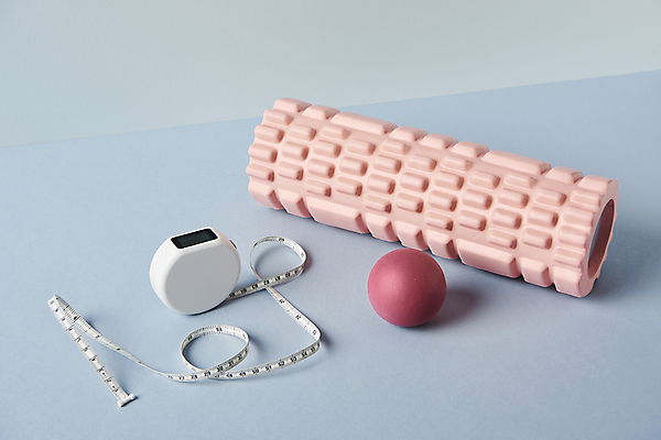 포토 JPG 스튜디오촬영 다이어트 줄자 건강 사람없음 건강관리 오브젝트 파란배경 지압볼 폼롤러 국내포토 백그라운드 실내 자 관리 파란색 지압 파일형식