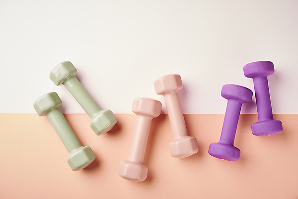포토 JPG 스튜디오촬영 다이어트 건강 사람없음 하이앵글 건강관리 아령 오브젝트 분홍색배경 국내포토 뷰포인트 분홍색 백그라운드 실내 관리 파일형식
