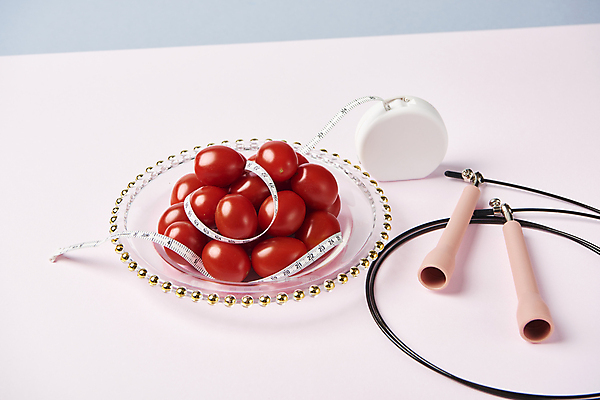 포토 JPG 스튜디오촬영 다이어트 방울토마토 줄자 건강 사람없음 하이앵글 건강관리 오브젝트 줄넘기 유리접시 분홍색배경 국내포토 접시 뷰포인트 분홍색 백그라운드 토마토 실내 자 관리 운동 파일형식